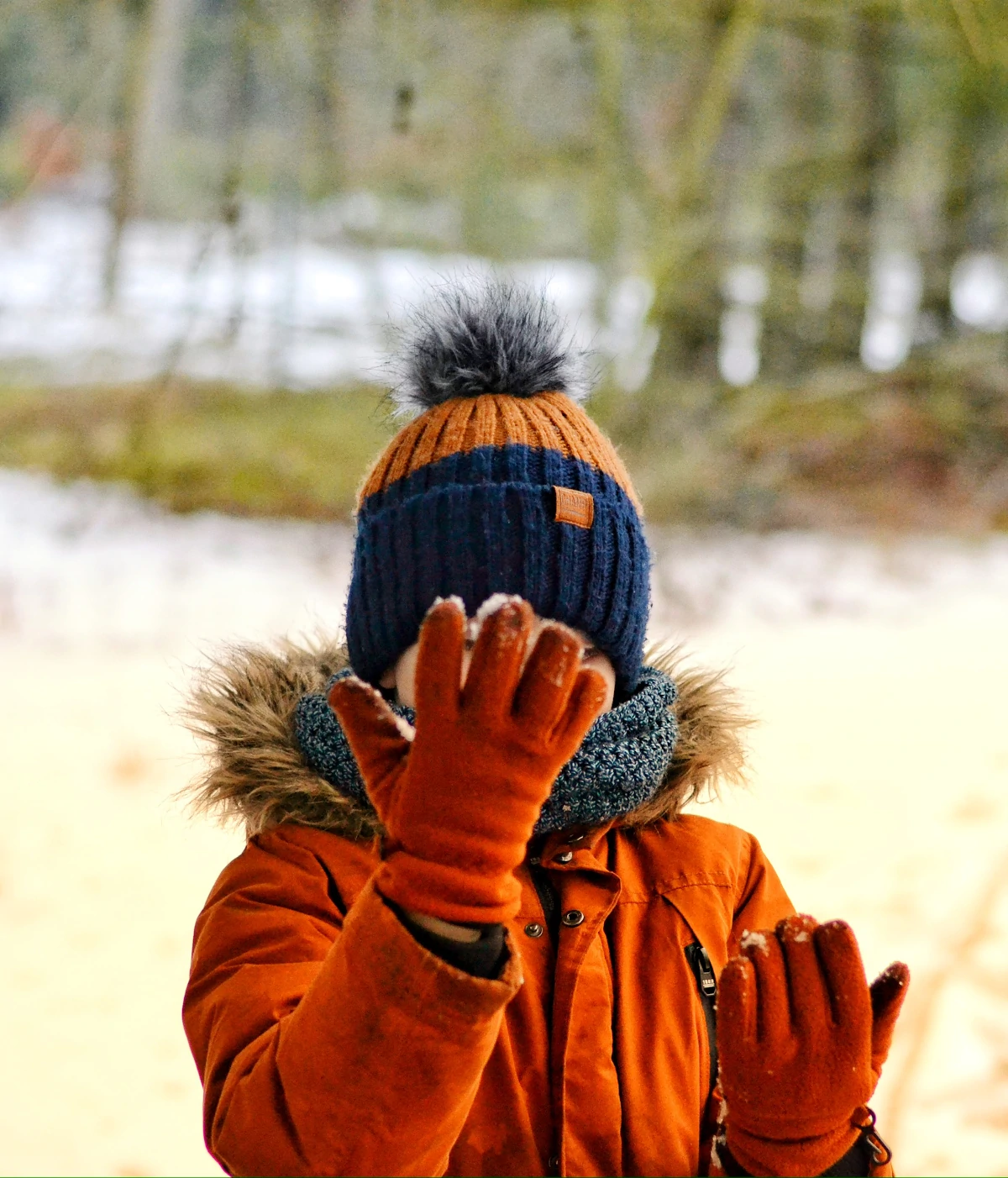 kinderfotografie-junge-hand-vor-gesicht